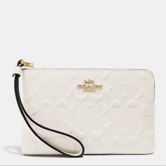 Coach Handbags - NWT weekend sale 🎈Coach Corner zip  wristlet sig